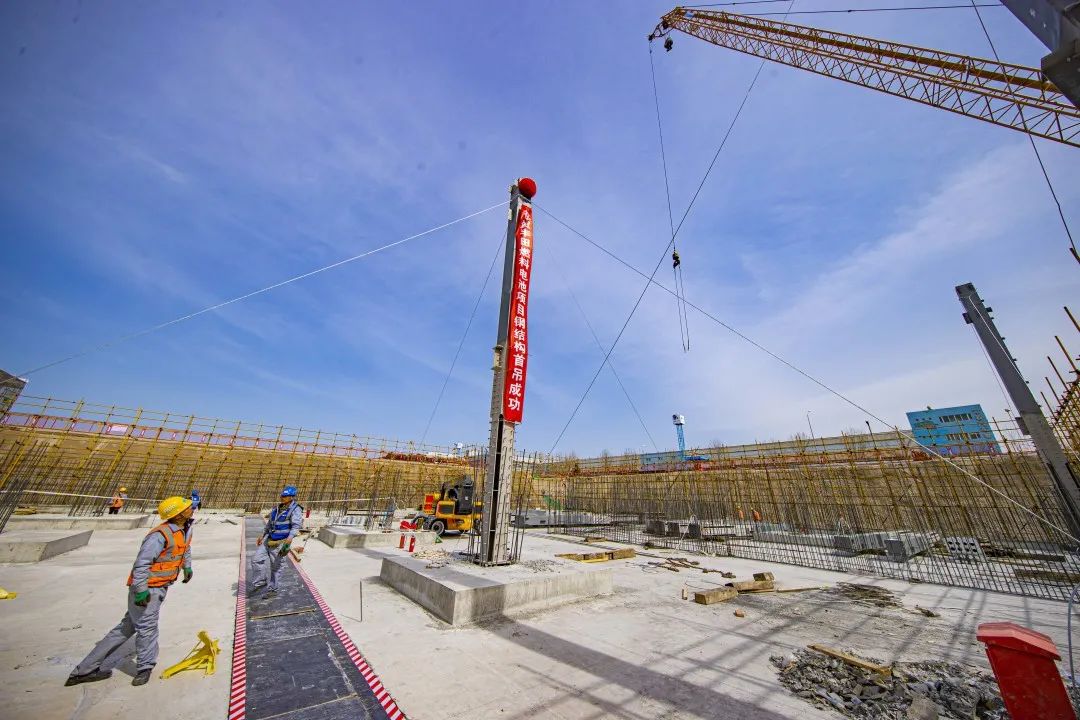 首根鋼柱順利吊裝，北京經(jīng)開區(qū)重大外資項(xiàng)目預(yù)計(jì)年底竣工